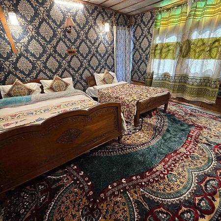 Houseboat New Suzan Hotel Srinagar  Ngoại thất bức ảnh