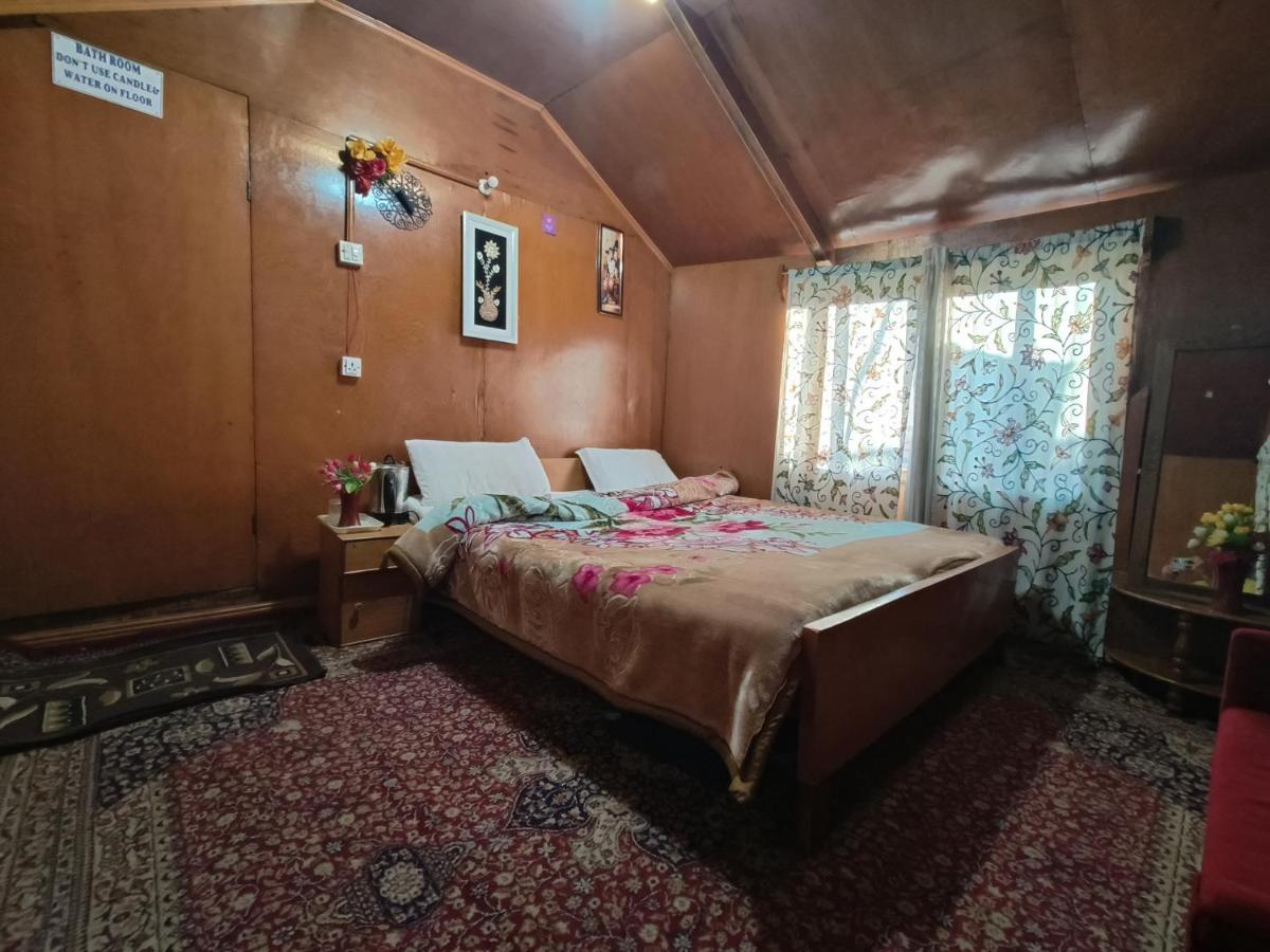 Houseboat New Suzan Hotel Srinagar  Ngoại thất bức ảnh