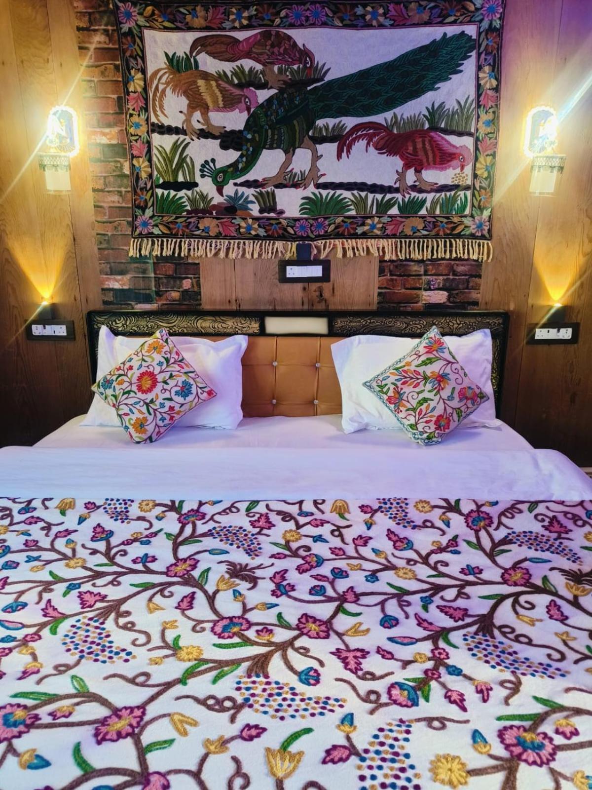 Houseboat New Suzan Hotel Srinagar  Ngoại thất bức ảnh