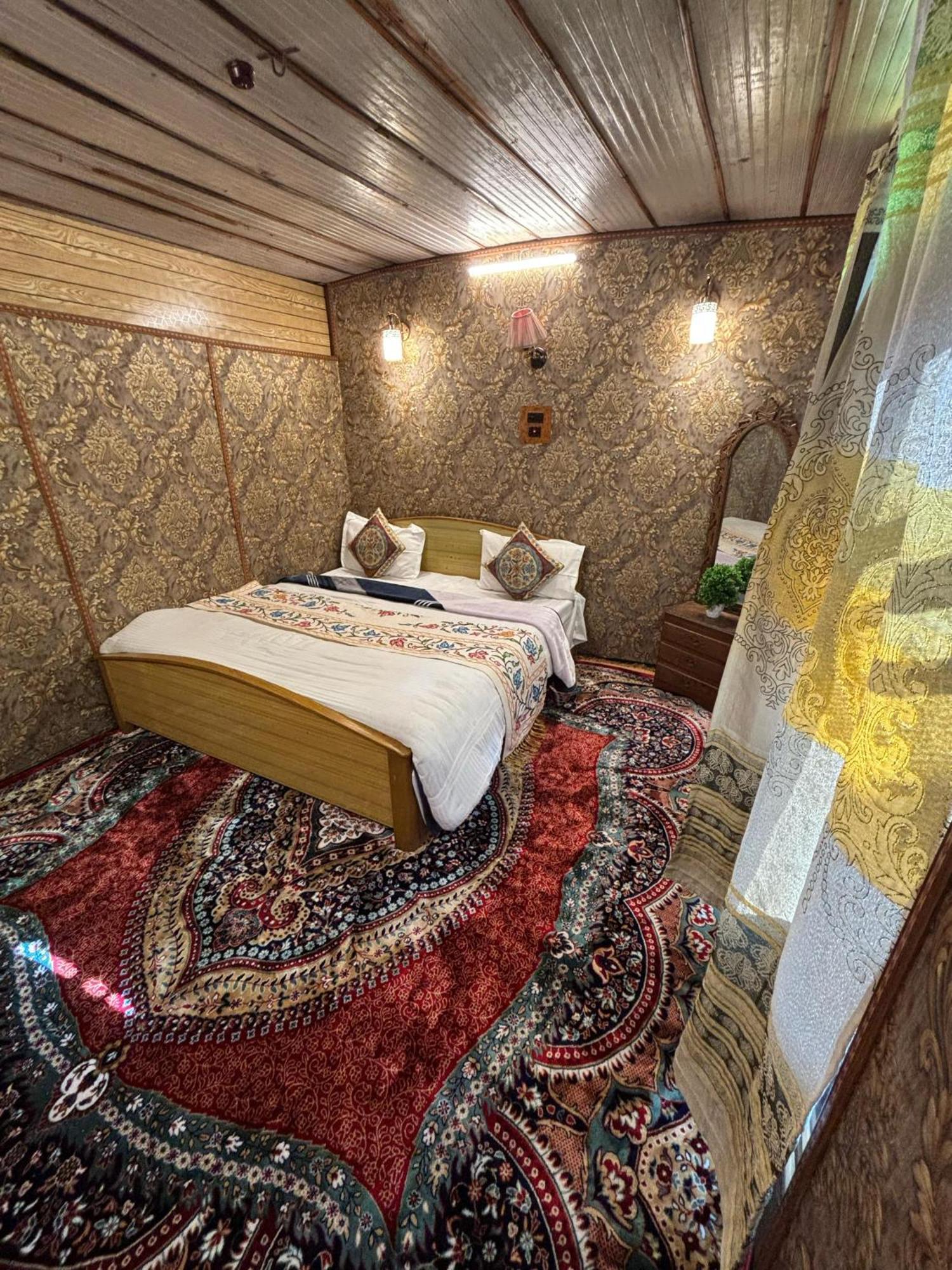 Houseboat New Suzan Hotel Srinagar  Ngoại thất bức ảnh