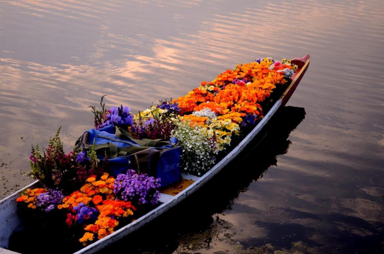 Houseboat New Suzan Hotel Srinagar  Ngoại thất bức ảnh