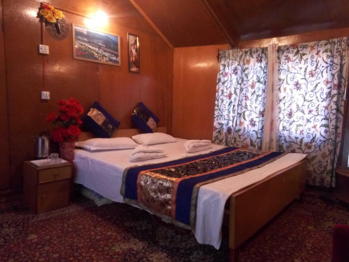 Houseboat New Suzan Hotel Srinagar  Ngoại thất bức ảnh