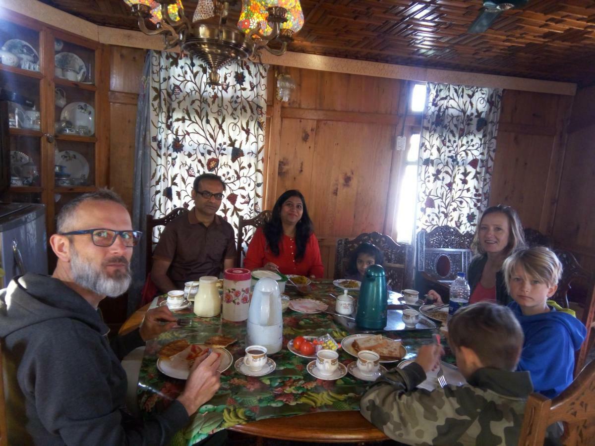 Houseboat New Suzan Hotel Srinagar  Ngoại thất bức ảnh